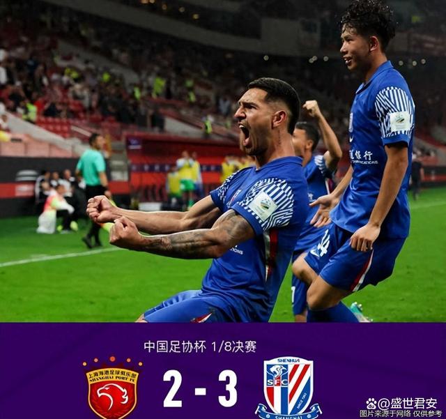 足球比赛现场球员硬碰硬对抗