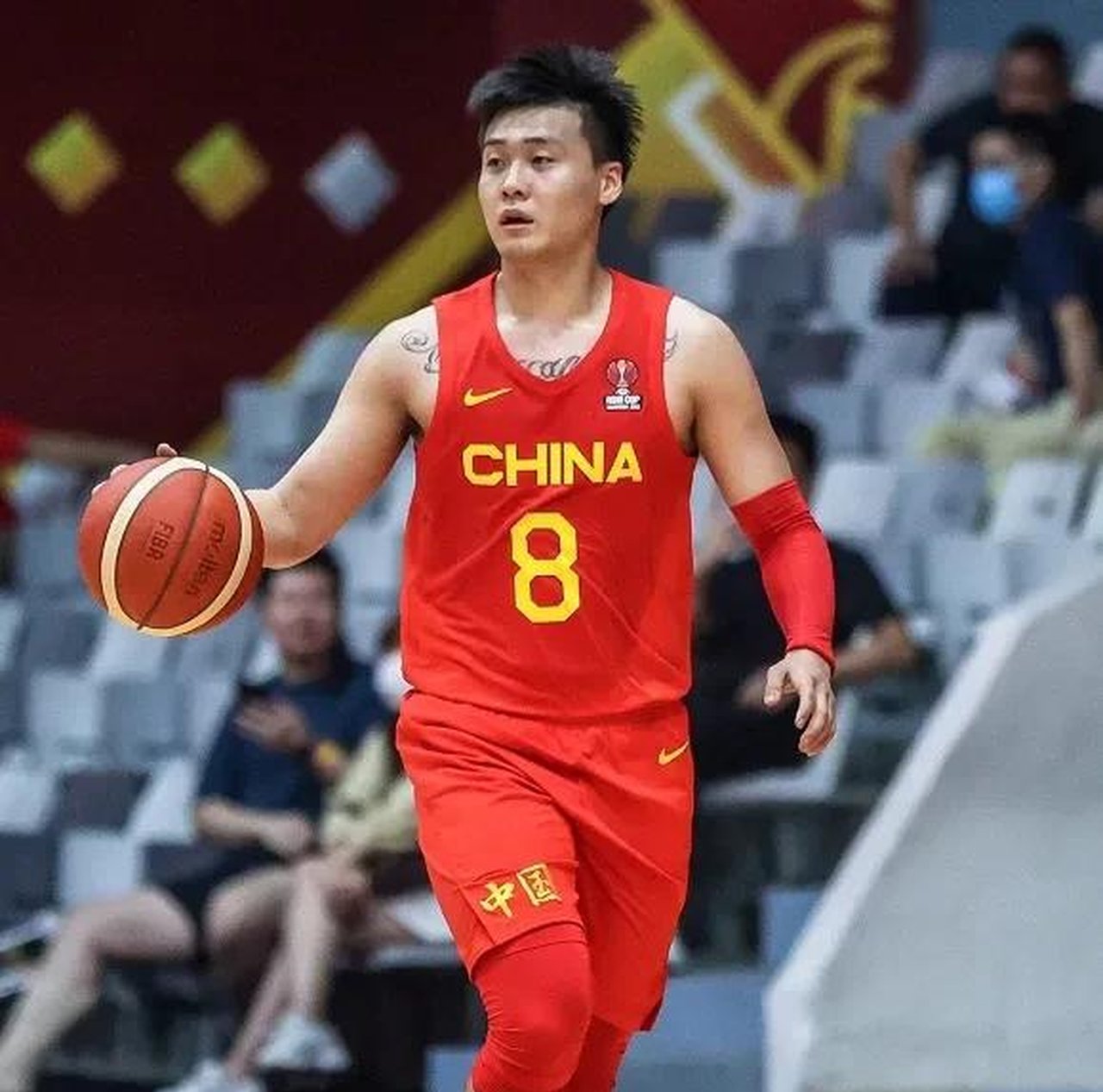 比赛中球员表现出色，成为全场焦点